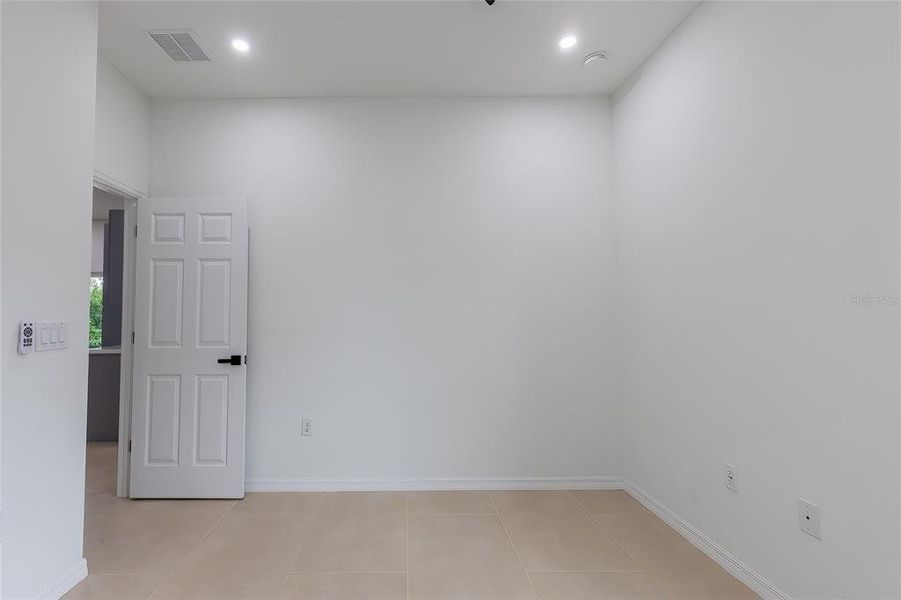 Spacious, unfurnished interior of a new home in , Sebring (Image 73).