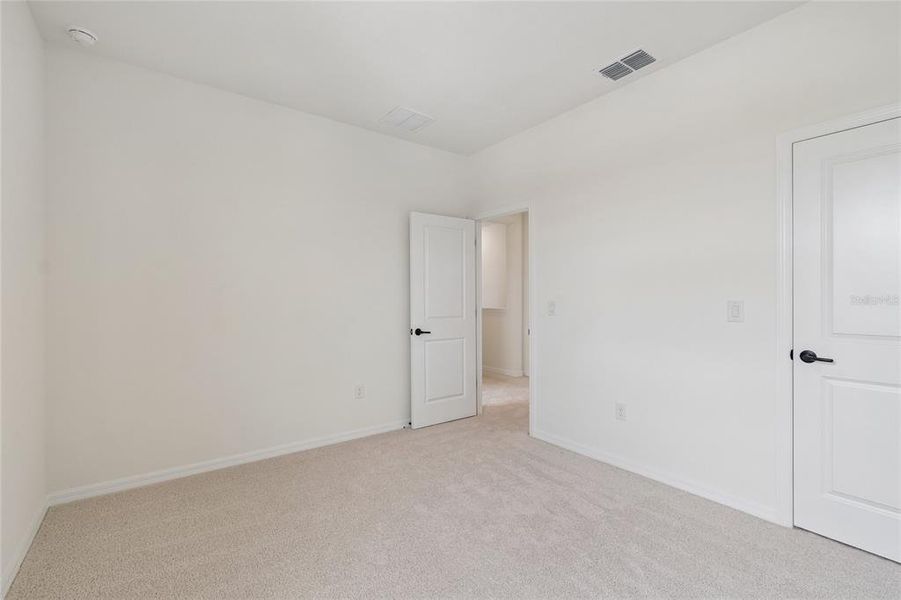 Spacious, unfurnished interior of a new home in Eastlyn, Bradenton (Image 14).