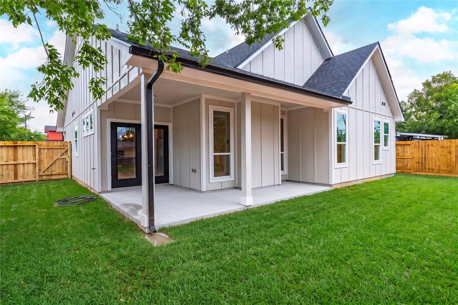 Exterior details and patio area of a home in , Texas City (Image 22).