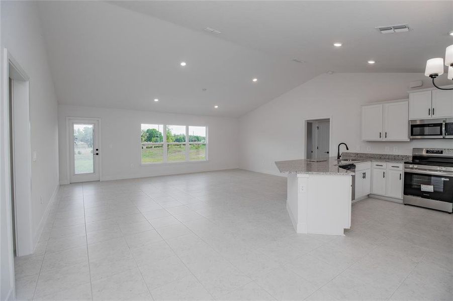 Spacious, unfurnished interior of a new home in Hickory Ridge Estates, Lake Wales (Image 21).