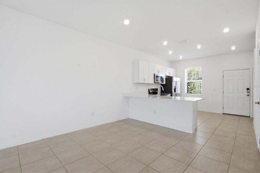 Spacious, unfurnished interior of a new home in , Sarasota (Image 27).