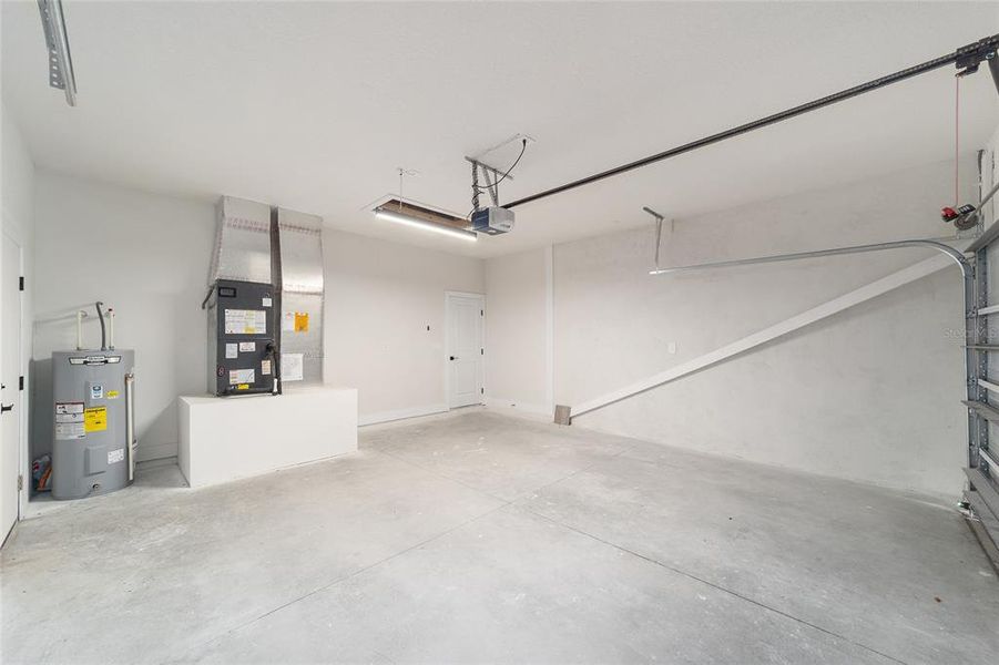 Spacious, unfurnished interior of a new home in , Ocala (Image 41).