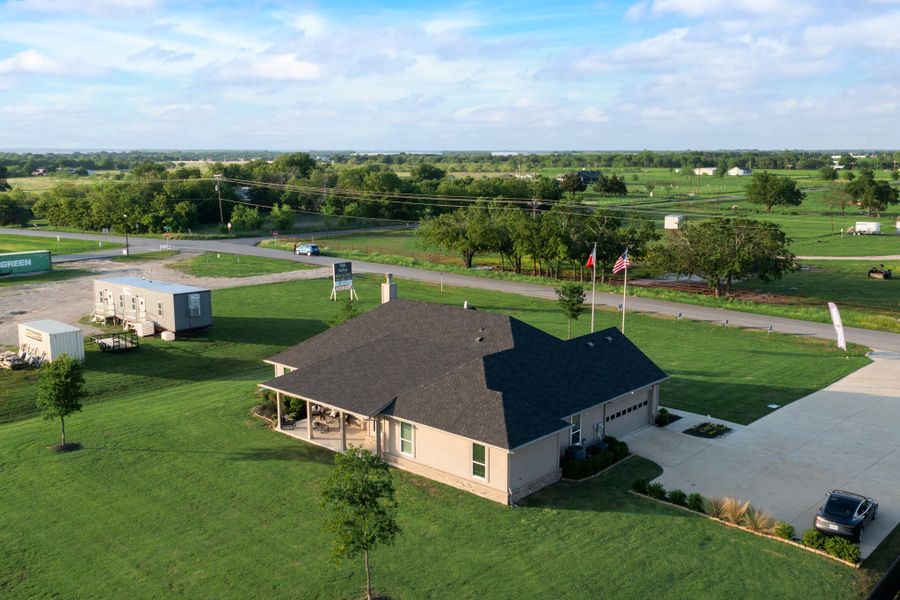 Exterior details and patio area of a home in Oak Valley, Terrell (Image 35).