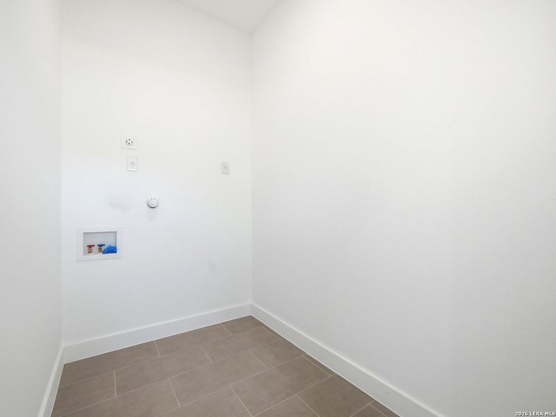 Spacious, unfurnished interior of a new home in , San Antonio (Image 24).