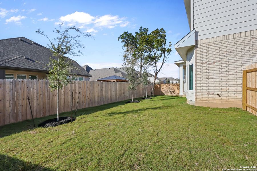 Exterior details and patio area of a home in Davis Ranch, San Antonio (Image 4).