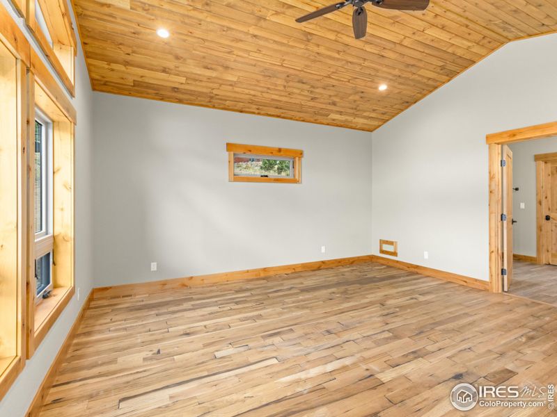 Wood ceilings in primary Wood ceilings in primary