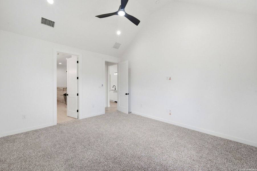 Spacious, unfurnished interior of a new home in , Canyon Lake (Image 20).