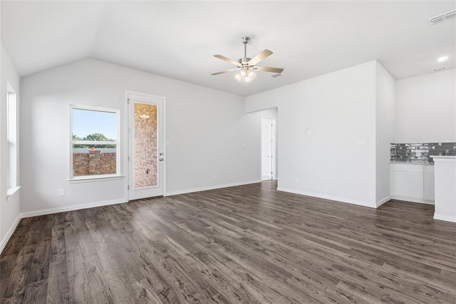 Spacious, unfurnished interior of a new home in Green Oaks Preserve, Arlington (Image 37).