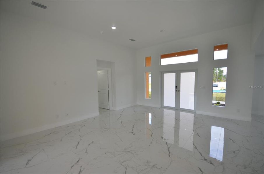 Spacious, unfurnished interior of a new home in , Lehigh Acres (Image 10).