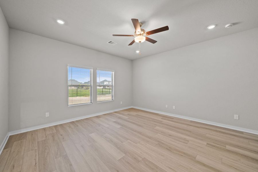 Spacious, unfurnished interior of a new home in Laurel Landing, Alvin (Image 24).