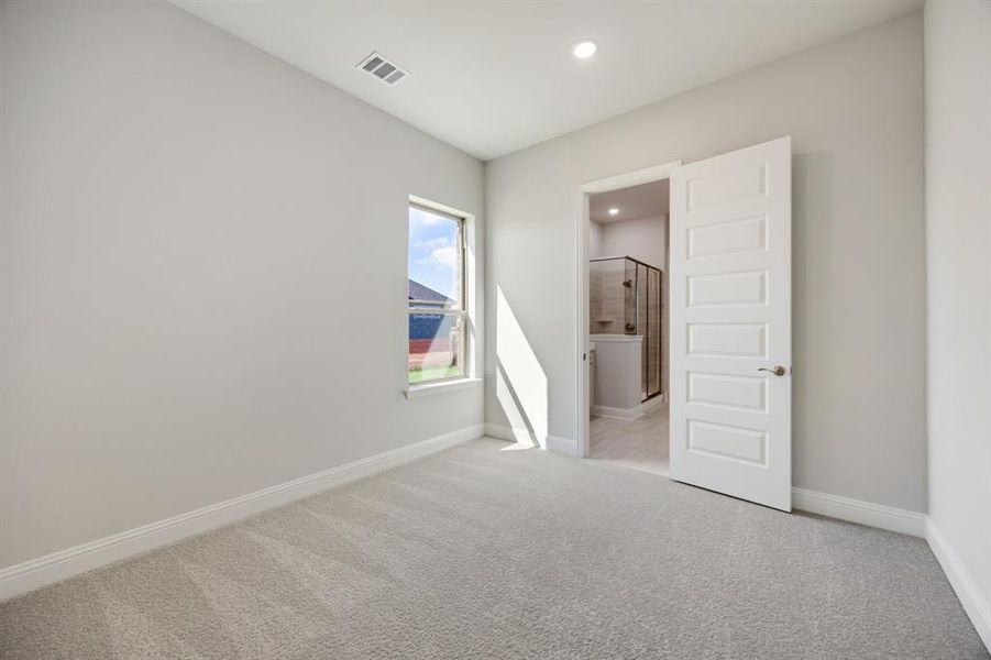 Spacious, unfurnished interior of a new home in Heath Golf and Yacht, Heath (Image 21).