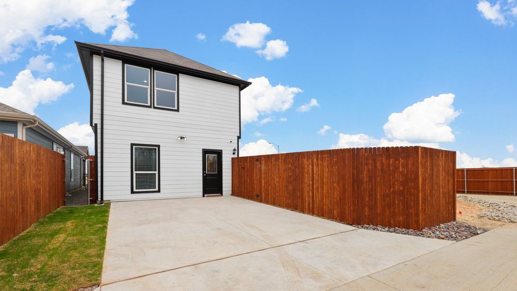 Exterior details and patio area of a home in Orchard Village, Fort Worth (Image 21).