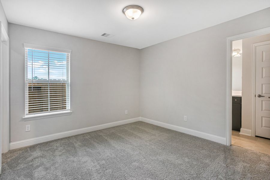 Spacious, unfurnished interior of a new home in Bayou Maison, Dickinson (Image 22).