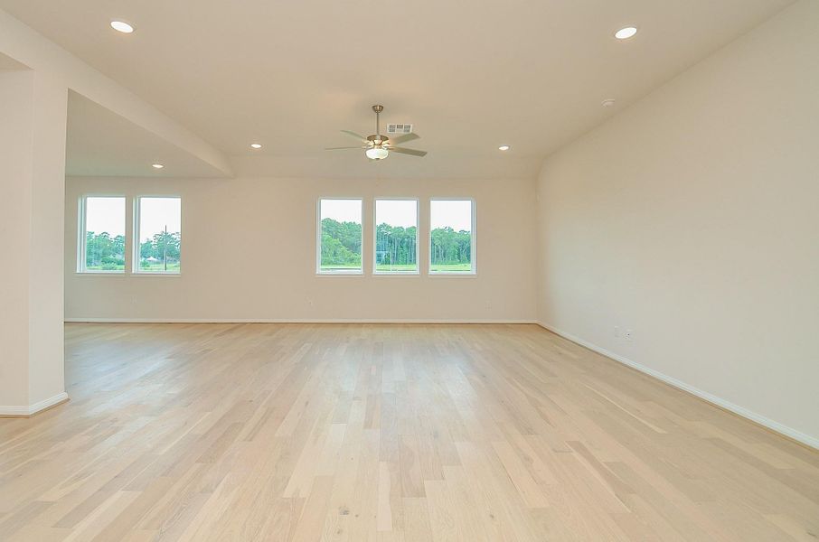 The huge windows allows an abundance of natural light to stream through. The huge windows allows an abundance of natural light to stream through.