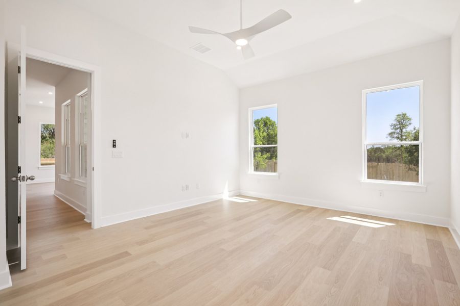 Spacious, unfurnished interior of a new home in Persimmon, Buda (Image 34).
