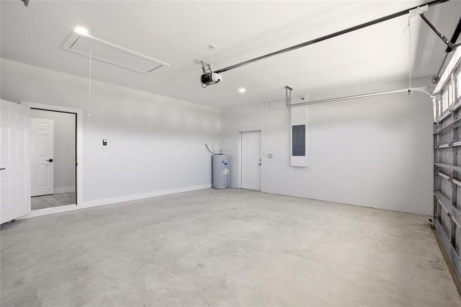 Spacious, unfurnished interior of a new home in , Sebring (Image 27).