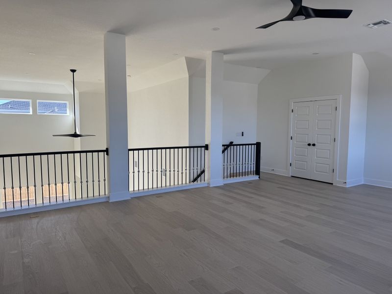 Spacious, unfurnished interior of a new home in Persimmon, Buda (Image 10).