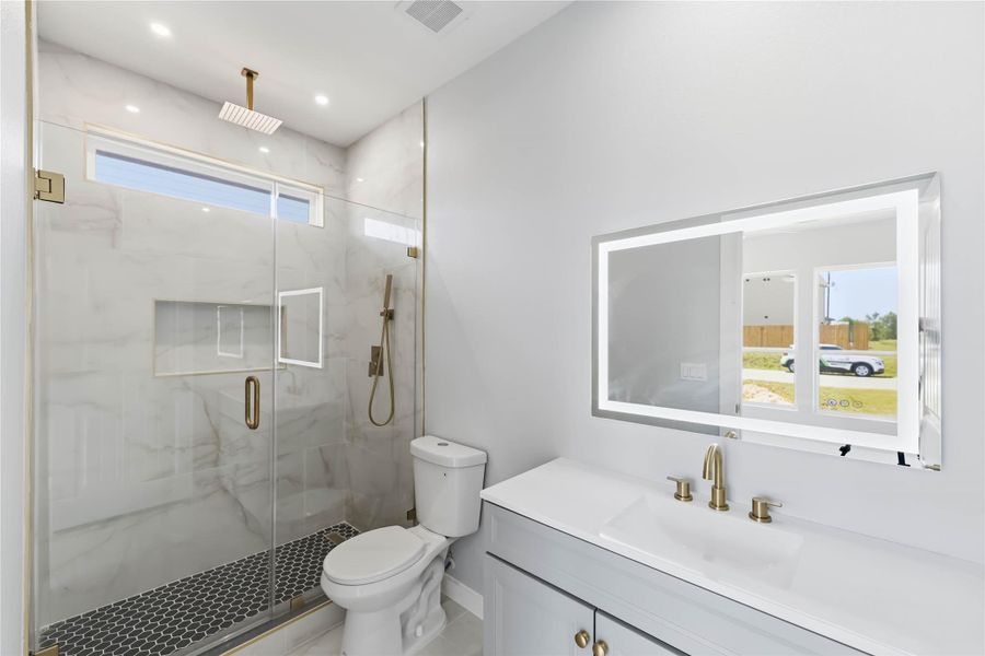full bath inside bedroom 2