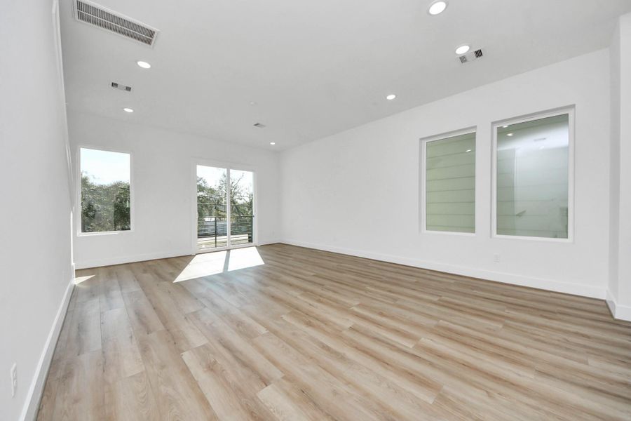 Spacious, unfurnished interior of a new home in , Houston (Image 35).