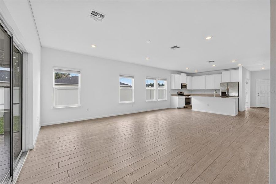 Spacious, unfurnished interior of a new home in Heath Preserve, Ocala (Image 47).
