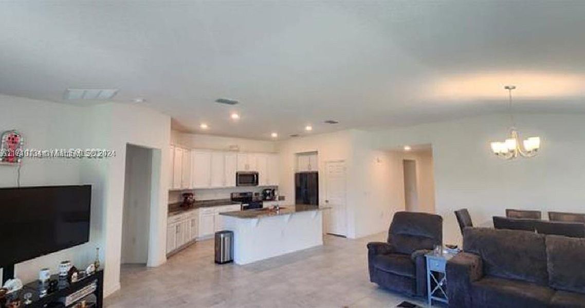 Furnished interior view inside a new home in Lake Lucerne, Winter Haven (Image 10). Furnished interior view inside a new home in Lake Lucerne, Winter Haven (Image 10).