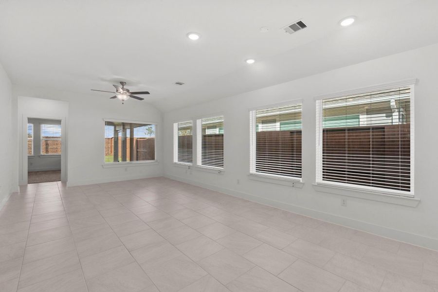 Spacious, unfurnished interior of a new home in Meridiana, Iowa Colony (Image 15).