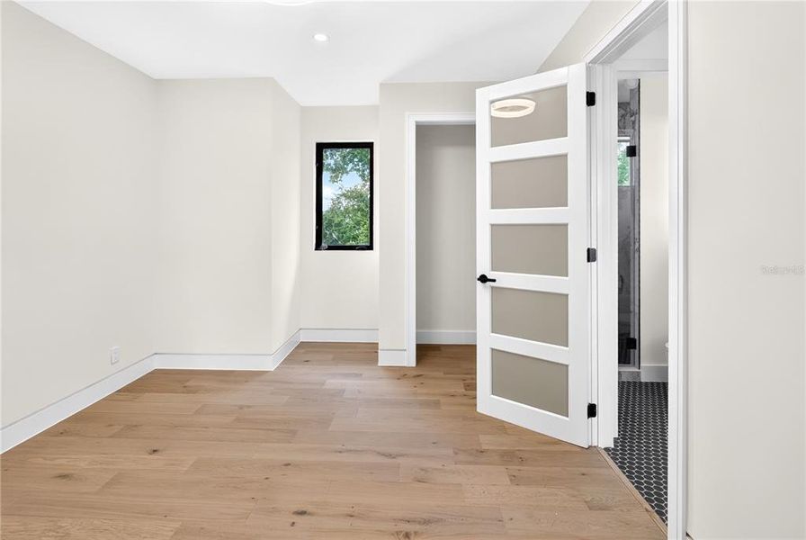 Spacious, unfurnished interior of a new home in , Sarasota (Image 27).