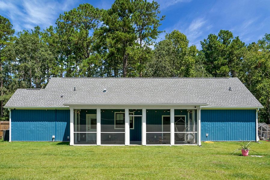 Exterior details and patio area of a home in , Walterboro (Image 4).