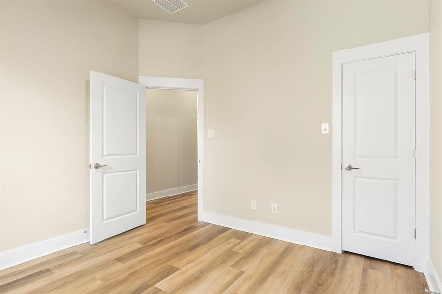Spacious, unfurnished interior of a new home in , Sherman (Image 30).