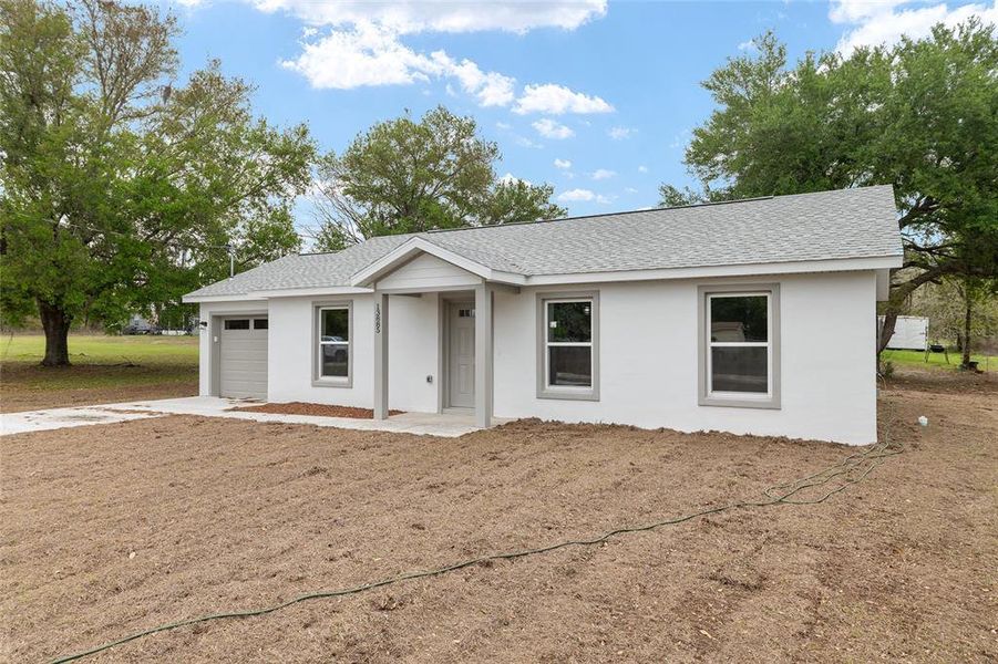 Exterior details and patio area of a home in , Dunnellon (Image 3).