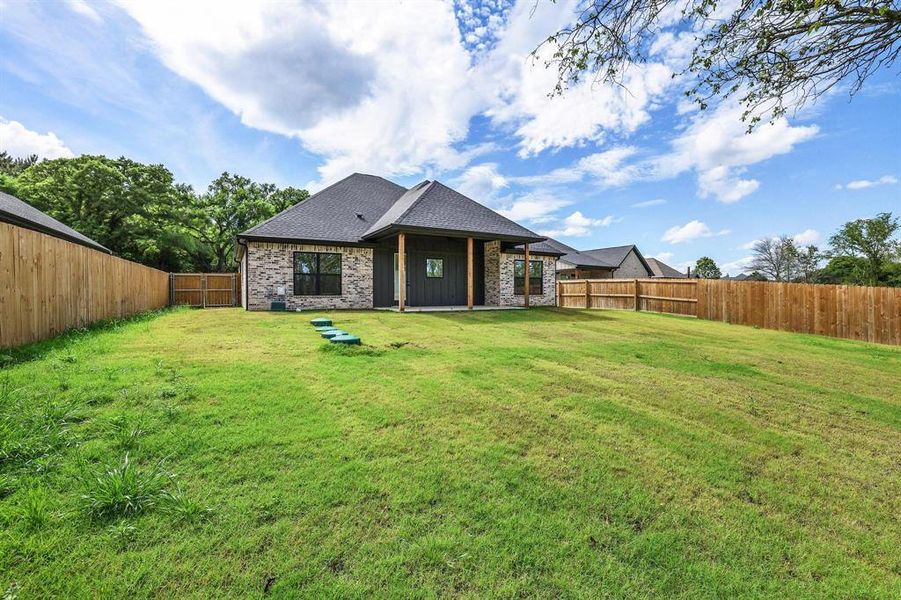 Exterior details and patio area of a home in , Athens (Image 26).