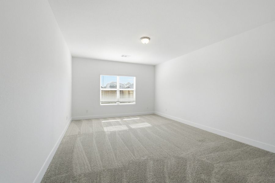 Spacious, unfurnished interior of a new home in Sunfield, Buda (Image 24).