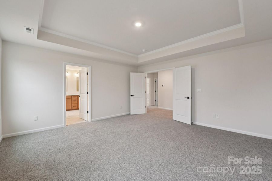 Spacious, unfurnished interior of a new home in Sylvan Creek, Denver (Image 17).