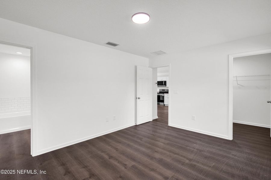 Spacious, unfurnished interior of a new home in , Palatka (Image 24).