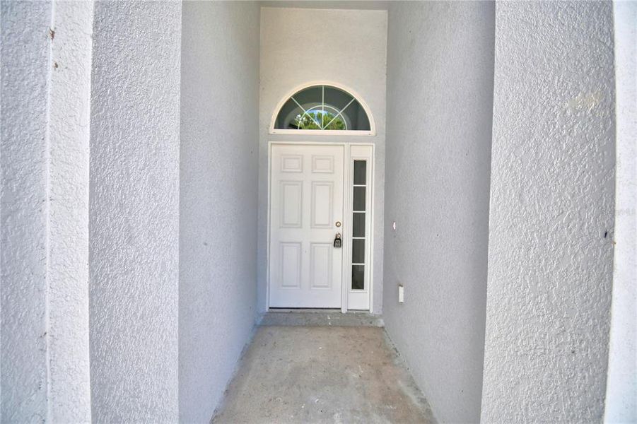 Exterior details and patio area of a home in , Winter Haven (Image 4).