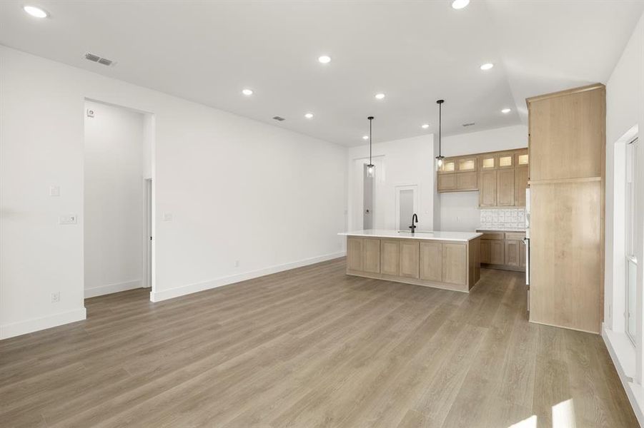 13. 1704 Canals - Dining (2)