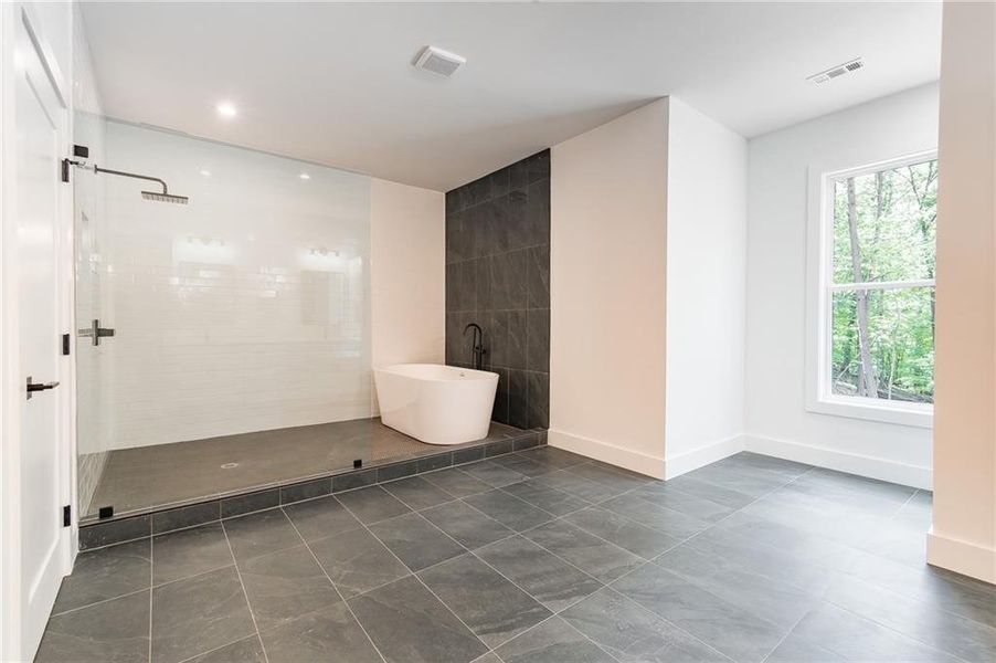 Spacious, unfurnished interior of a new home in , Gainesville (Image 33).