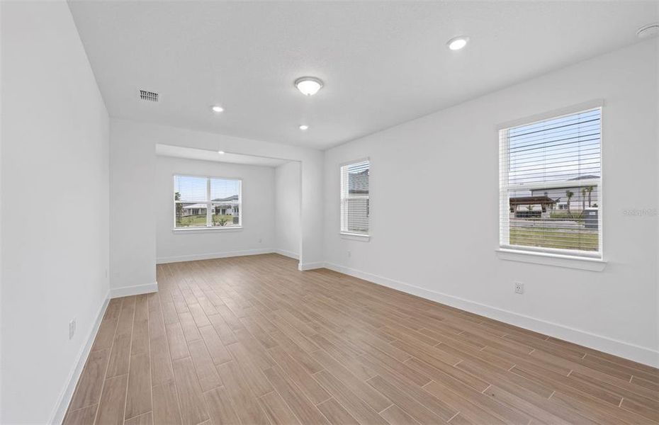 Spacious, unfurnished interior of a new home in Riverwood, Zephyrhills (Image 18).
