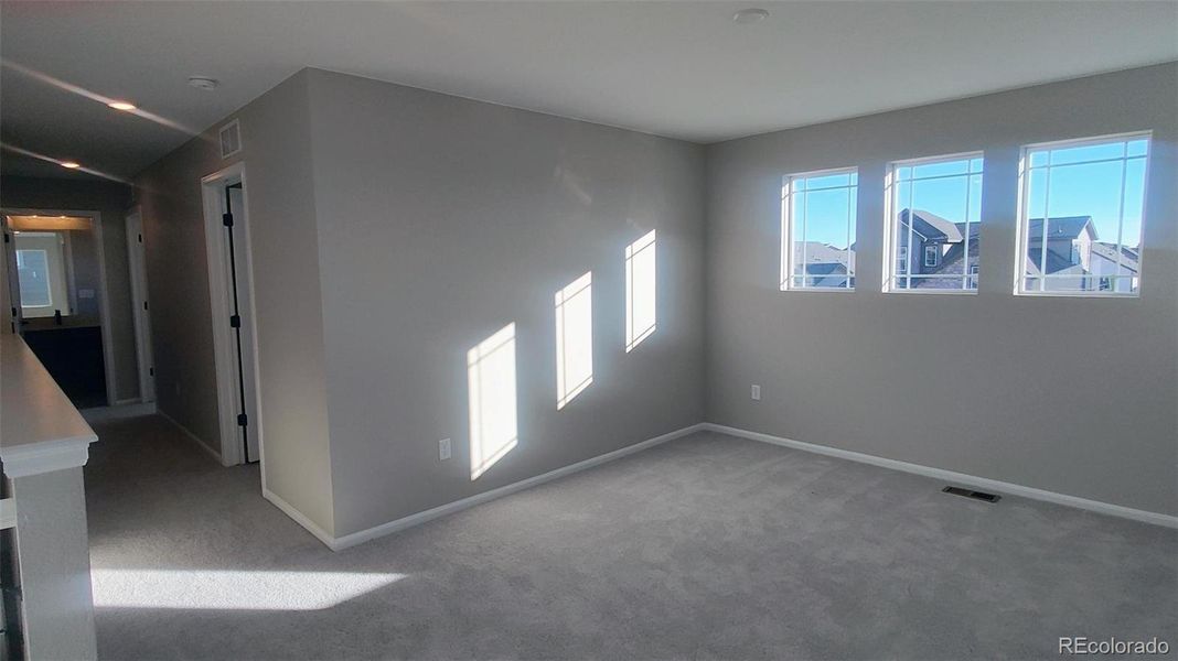 Spacious, unfurnished interior of a new home in The Cottages Collection at Ridgeline Vista, Brighton (Image 9).