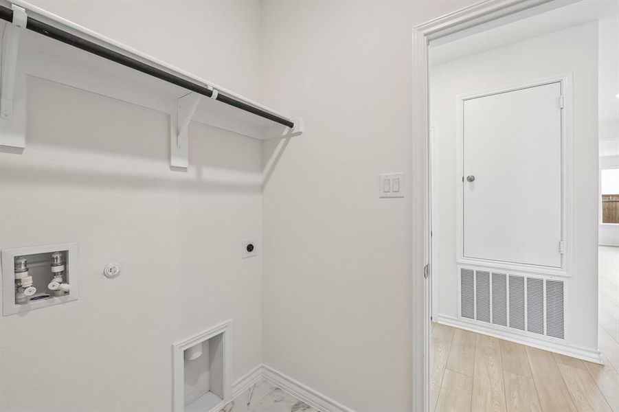 Spacious, unfurnished interior of a new home in Cottonwood Creek, Seagoville (Image 19).