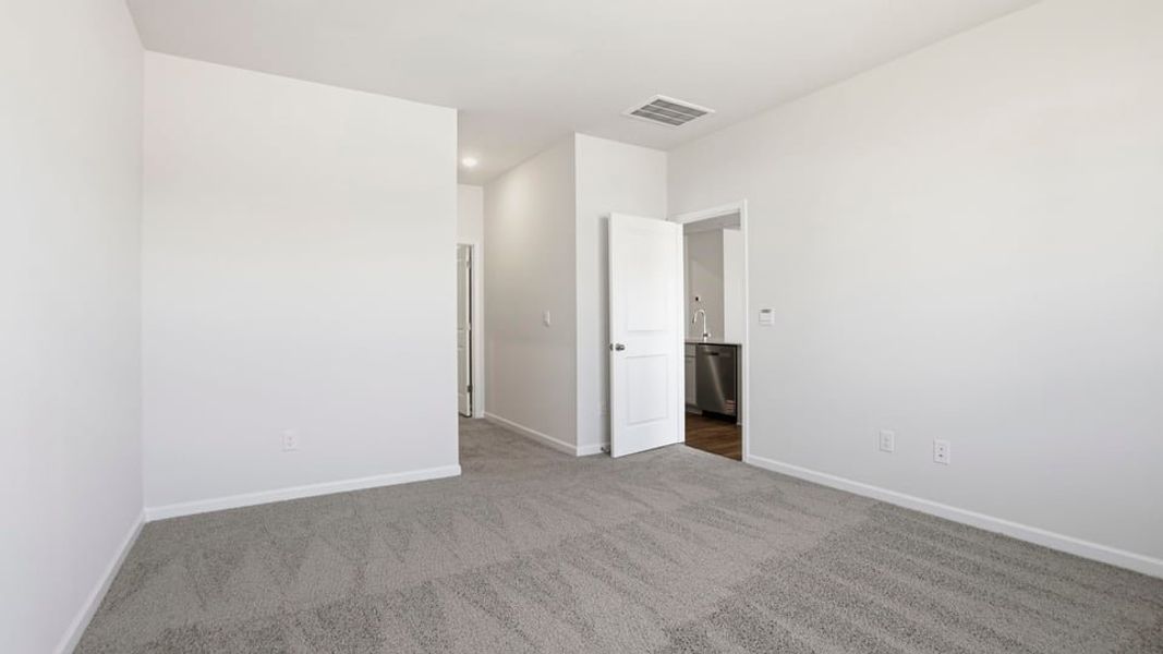 Spacious, unfurnished interior of a new home in Sage Grove, Lyman (Image 29).