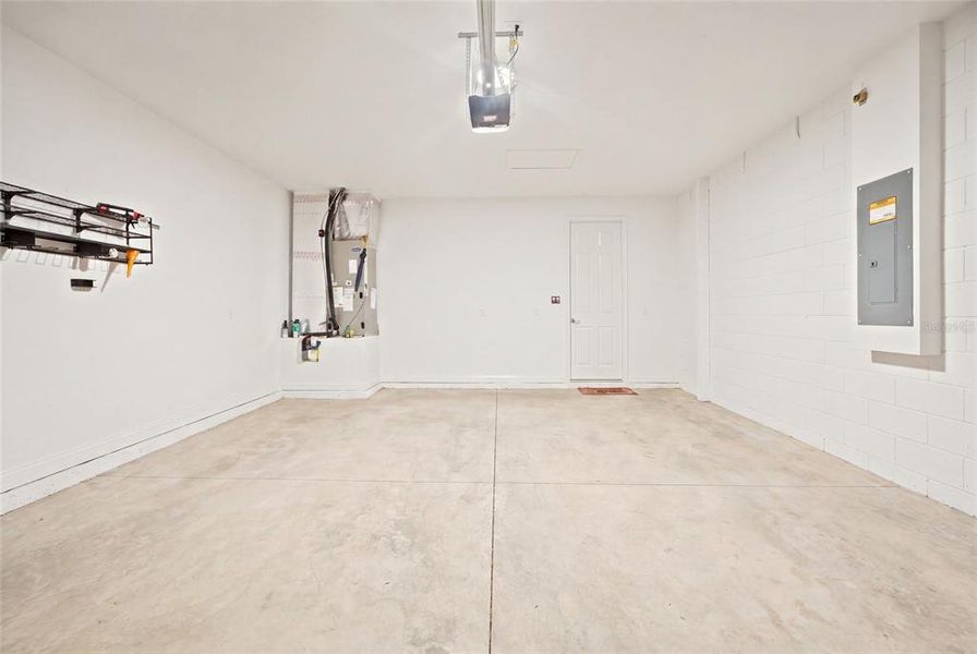 Spacious, unfurnished interior of a new home in Ocala Preserve, Ocala (Image 26).
