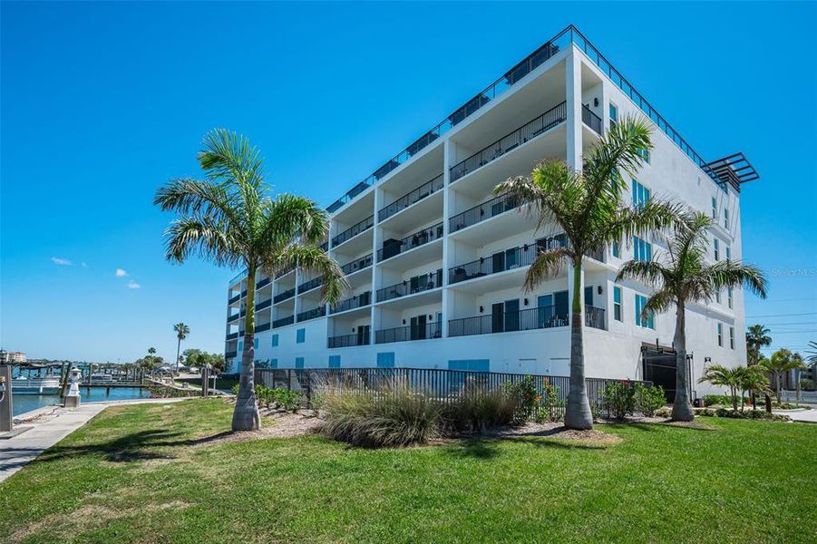Condo located in Madeira Beach, FL showcasing its design and architecture (Image 41).