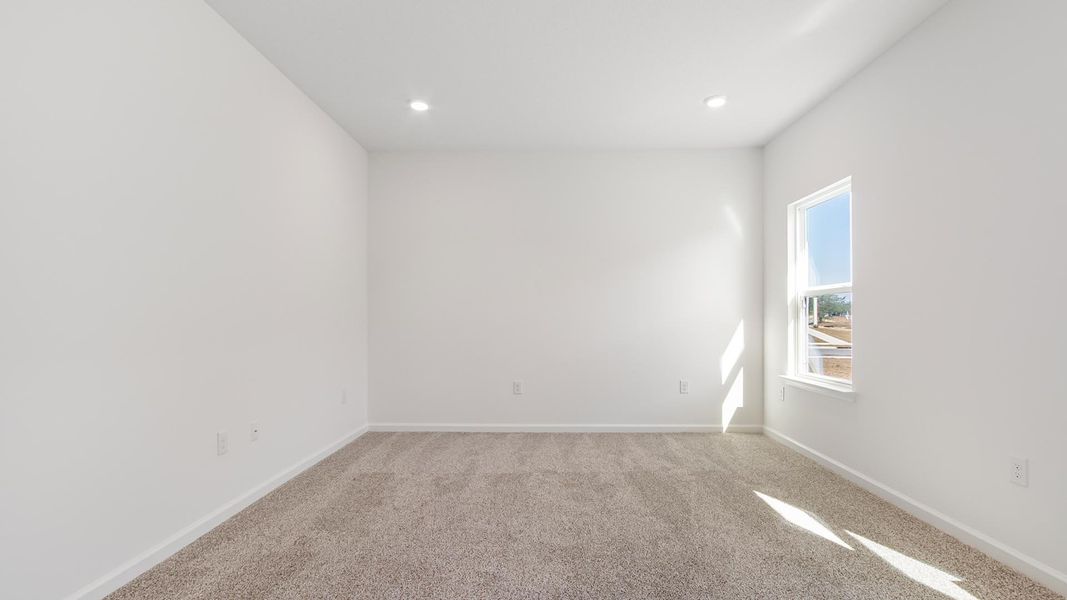 Spacious, unfurnished interior of a new home in Owl's Head East, Freeport (Image 16).