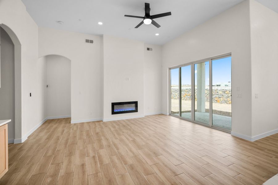 Spacious, unfurnished interior of a new home in Verdancia, El Paso (Image 42).