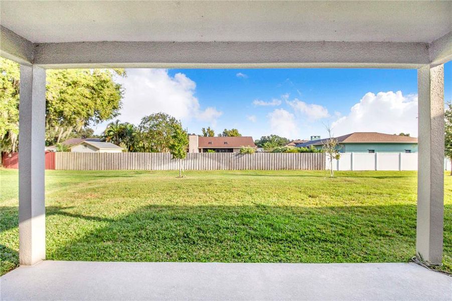Exterior details and patio area of a home in , Winter Haven (Image 1).