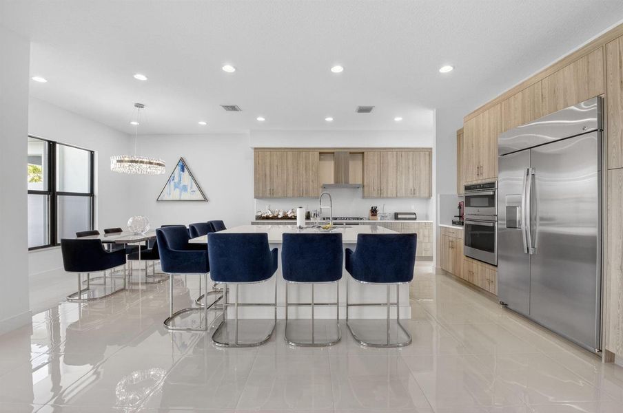 eat-in kitchen eat-in kitchen
