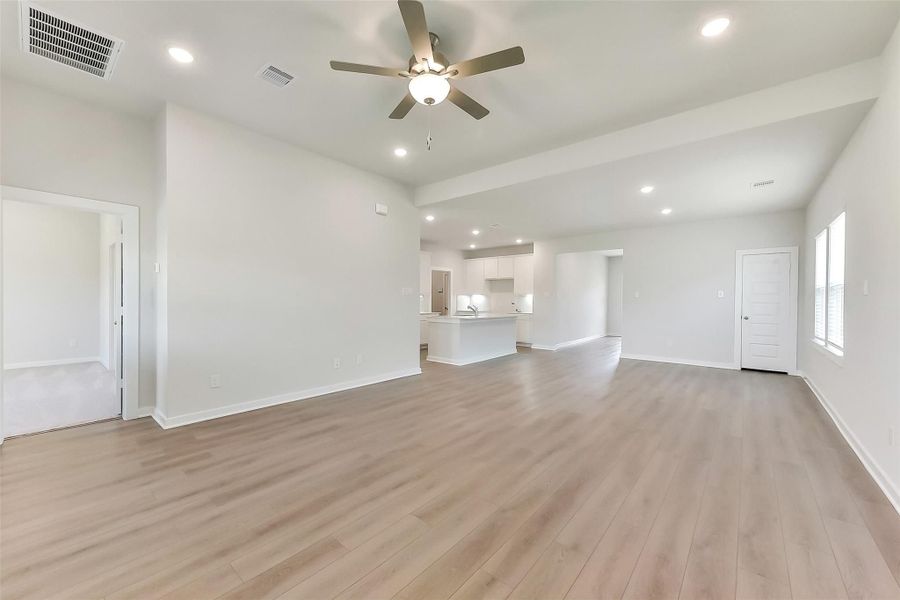 Spacious, unfurnished interior of a new home in River Ranch Meadows, Dayton (Image 18).