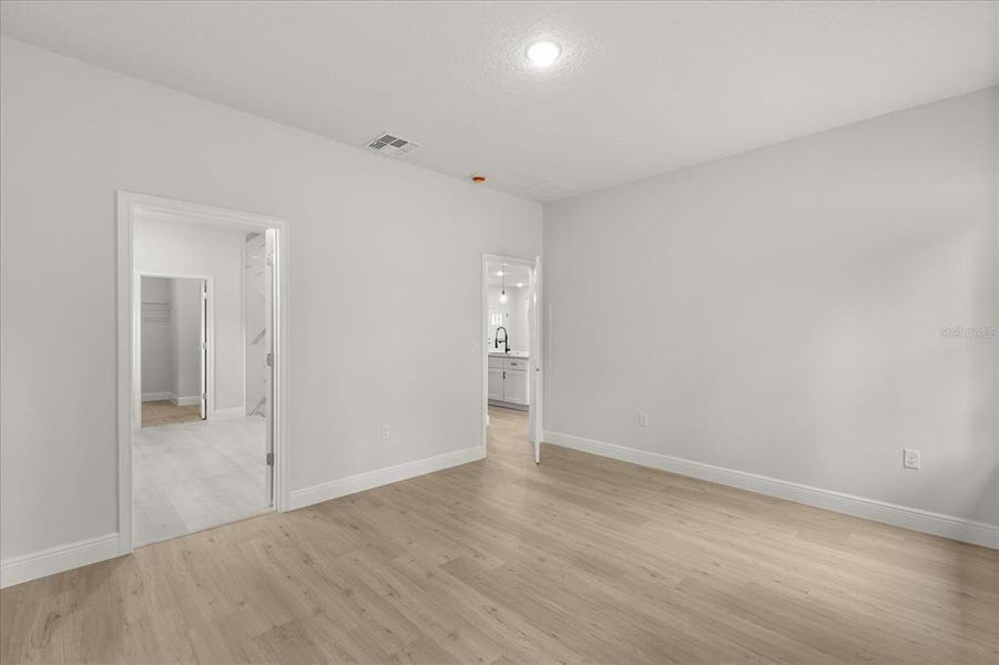 Spacious, unfurnished interior of a new home in , Ocala (Image 27).