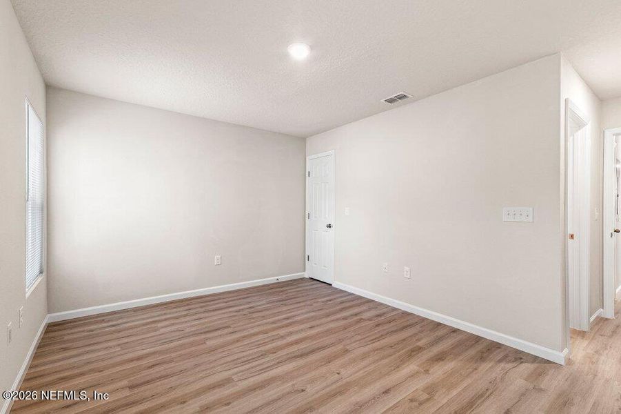Spacious, unfurnished interior of a new home in , Jacksonville (Image 9).